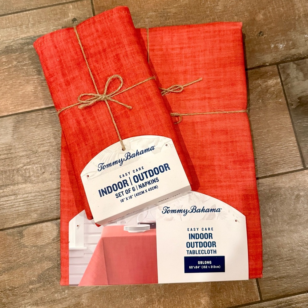 Tommy Bahama Indoor/Outdoor Tablecloth & Napkin Set - Bright Coral - NWT 🪸🧡